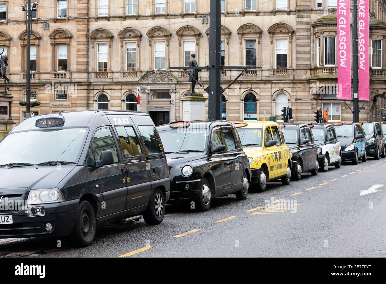 Glasgow, Scozia, Regno Unito. 18 Marzo 2020. Glasgow Street è molto più tranquilla del solito, con code di taxi senza tariffe. Credit: Kay Roxby/Alamy Live News Foto Stock