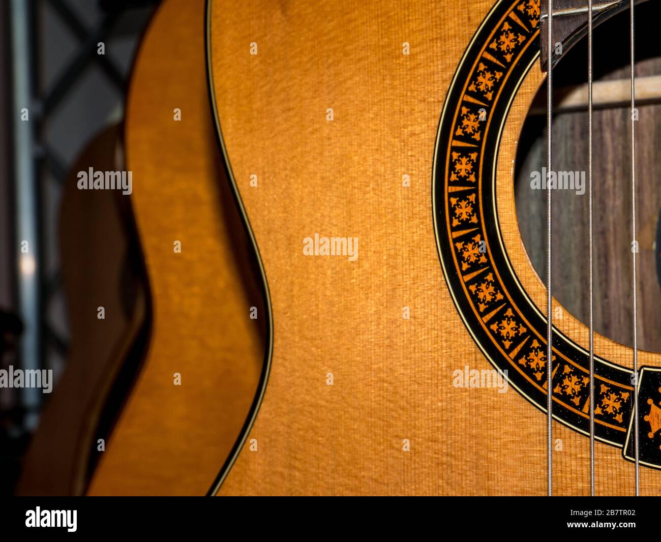Dettaglio di una chitarra acustica con archi. Foto Stock