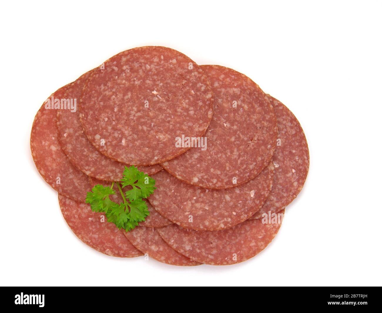 Tagliate le fette di salame isolate su sfondo bianco Foto Stock