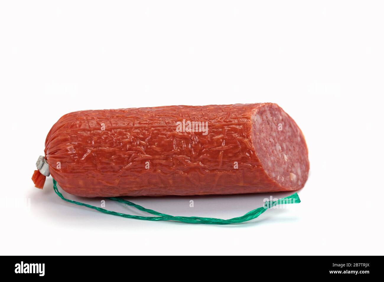 Salame, salsiccia secca, isolato su fondo bianco Foto Stock