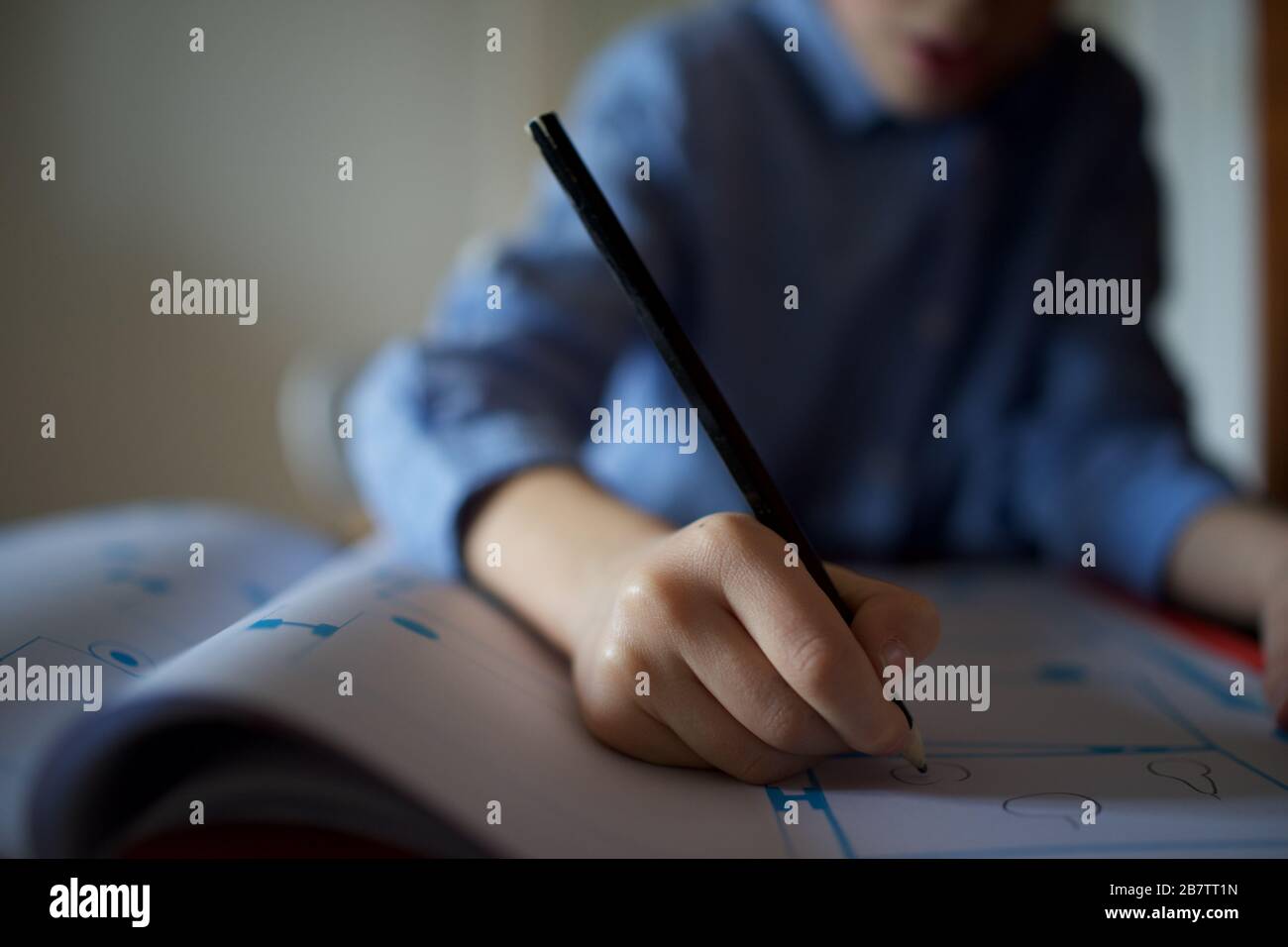 Bambino che è homeschooled durante la pandemia di Coronavirus Foto Stock