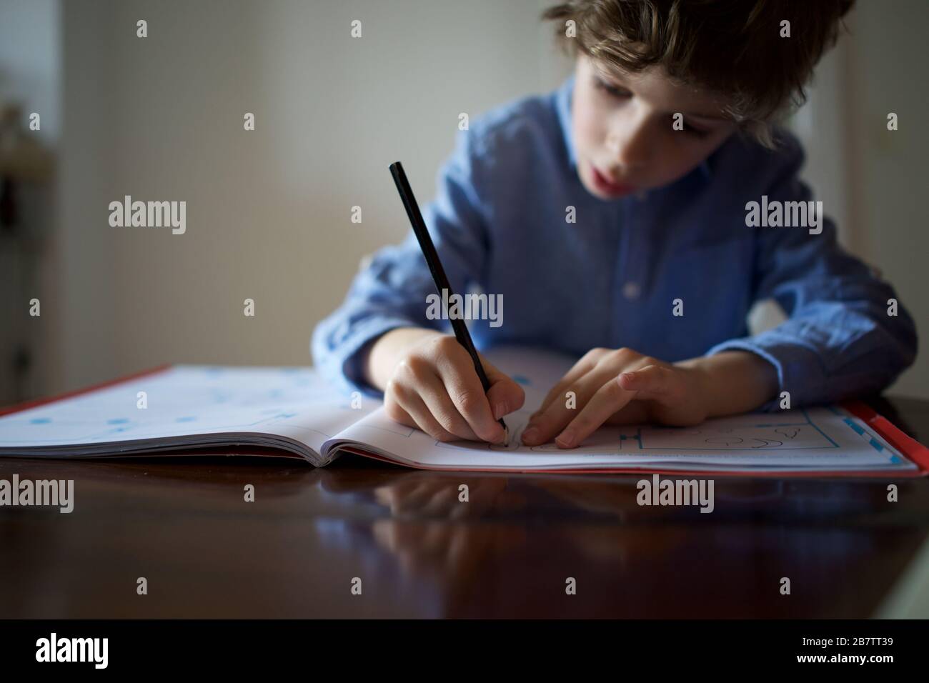 Bambino che è homeschooled durante la pandemia di Coronavirus Foto Stock