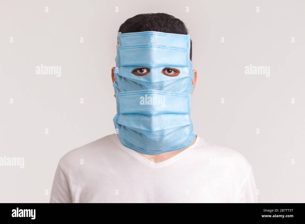Protezione contro le malattie contagiose, il coronavirus. Uomo che indossa una maschera igienica per prevenire infezioni, malattie respiratorie aeree come l'influenza, 2019-NCO Foto Stock
