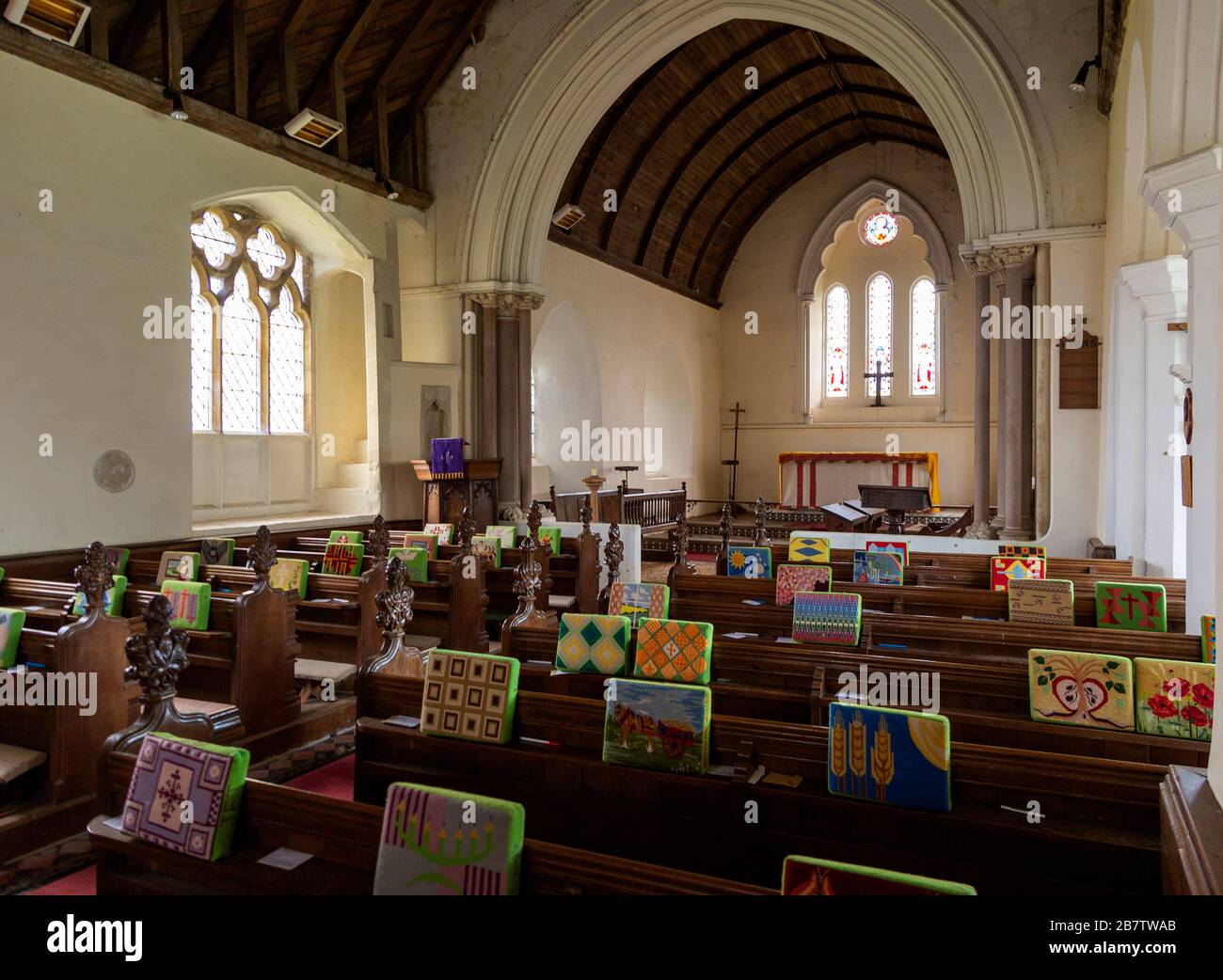 Interno della storica chiesa parrocchiale del villaggio a Kenton, Suffolk, Inghilterra, Regno Unito Foto Stock