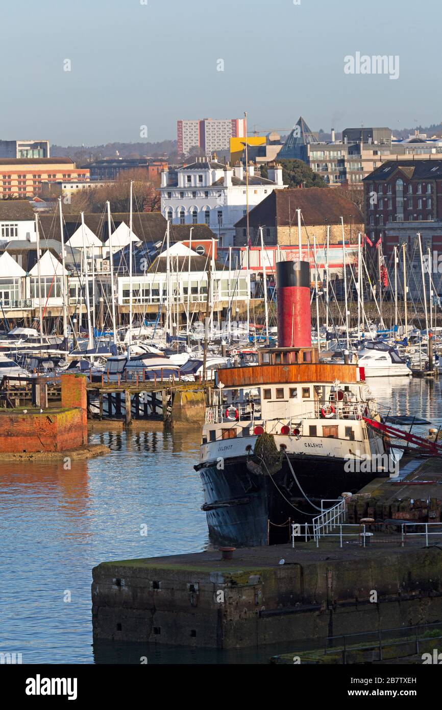 Barca ormeggiata dalla ABP Town Quay Marina a Southampton, Inghilterra. Barche e imbarcazioni da diporto sono ormeggiate nel porto turistico. Foto Stock