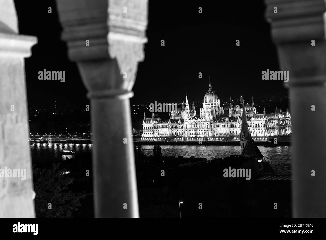 Vista frontale da Buda a Pest attraverso il fiume Danubio a Budapest, Ungheria. Foto Stock