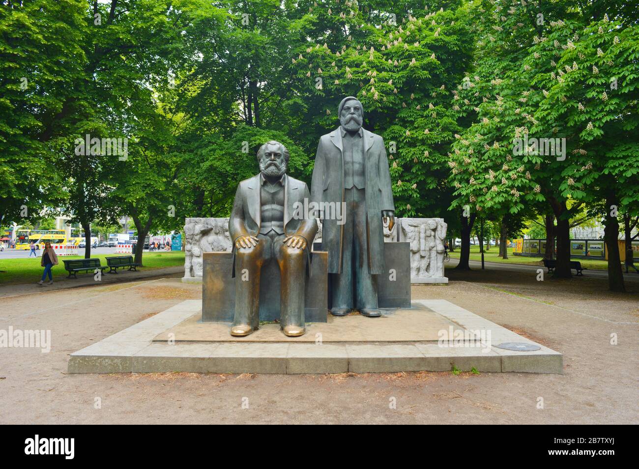 Berlino, Germania 05-17-2019 Karl Marx e Friedrich Engels FMemorial nel centro della città a est Foto Stock