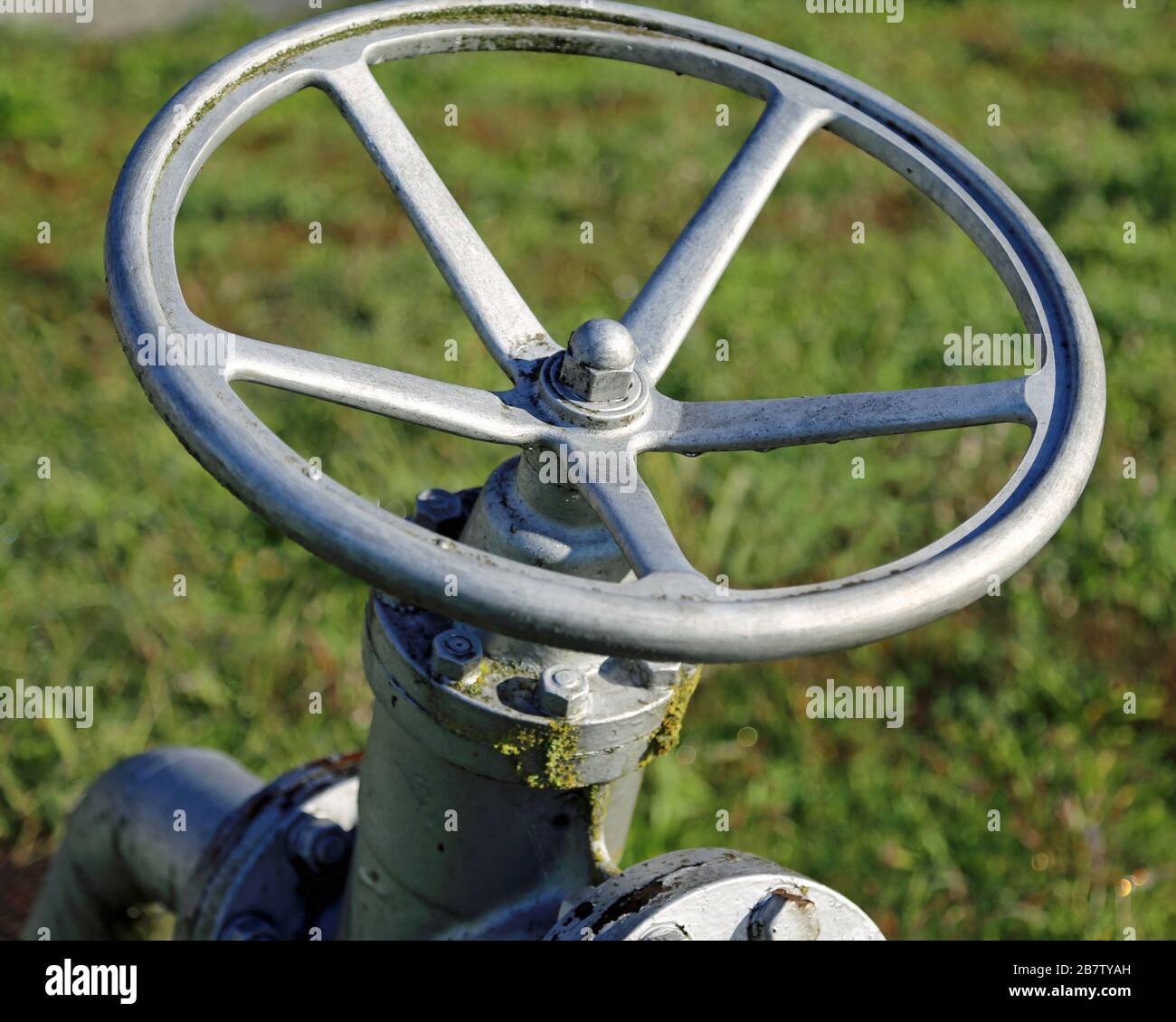 valvola a saracinesca di grandi dimensioni per la chiusura del tubo nel sistema industriale Foto Stock