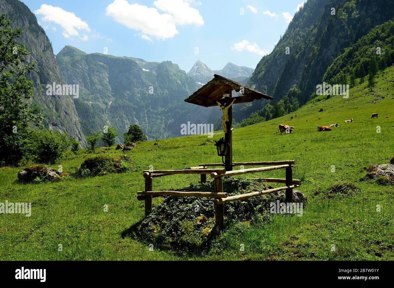 Germania, Koenigssee, statua di Cristo nel paesaggio rurale Foto Stock