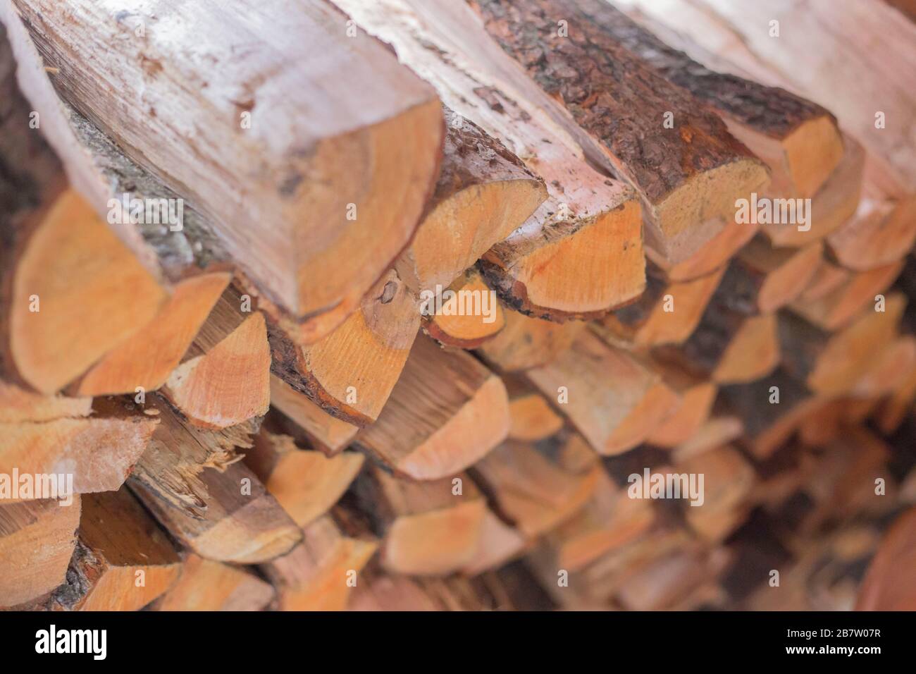 Pila di legna da ardere. Legname per focolare. Combustibile per case rurali. Foto Stock