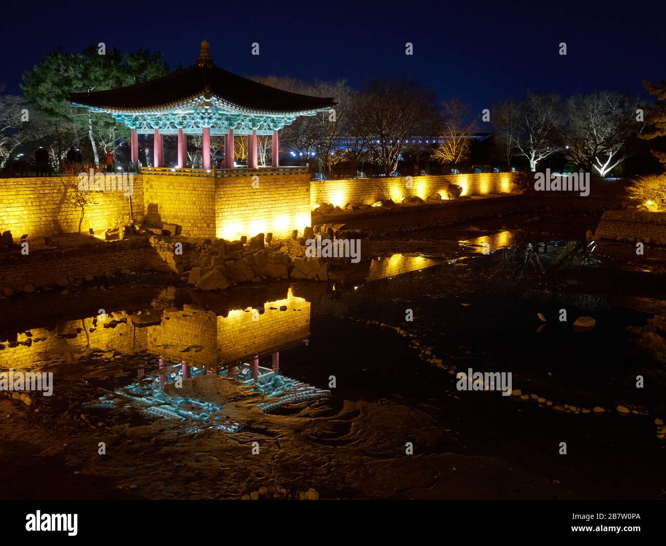 Vista notturna dell'antico padiglione coreano con laghetto, Gyeongju, Corea del Sud Foto Stock