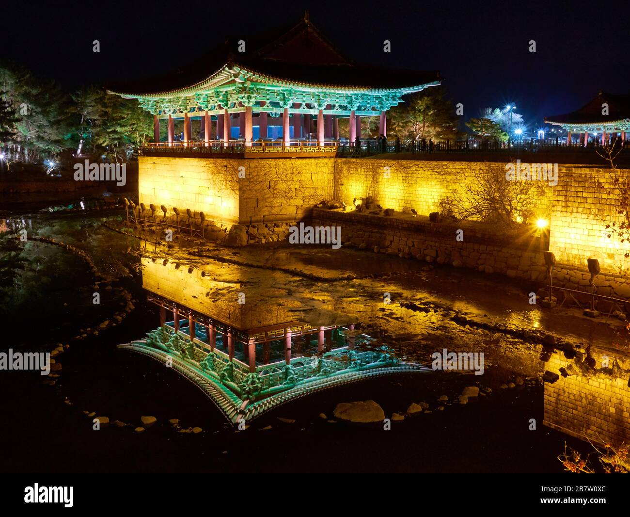 Vista notturna dell'antico padiglione coreano con laghetto, Gyeongju, Corea del Sud Foto Stock