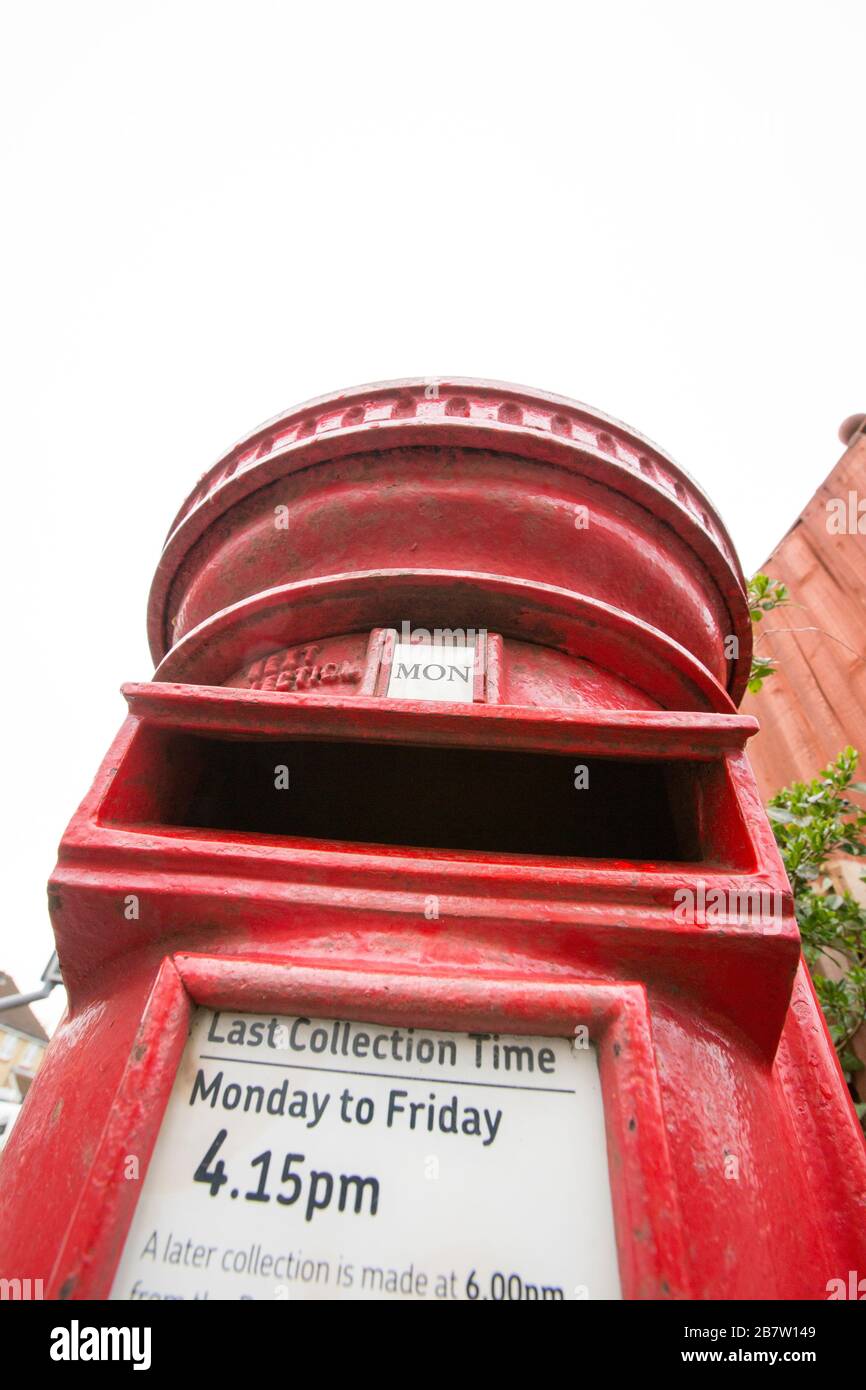 Una casella postale accanto al lato di una strada trafficata a Gillingham North Dorset England GB. Foto Stock