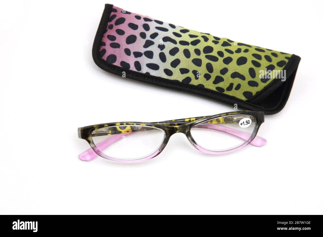Prescrizione +1.50 occhiali da lettura Tortoiseshell e Purple Frame e la cassa abbinata Foto Stock