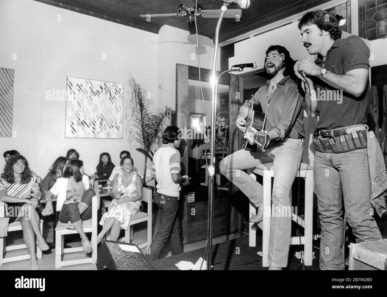 Austin, Texas USA circa 1987: Musicisti suonano per i patroni al club di Sixth Street. ©Bob Daemmrich Foto Stock