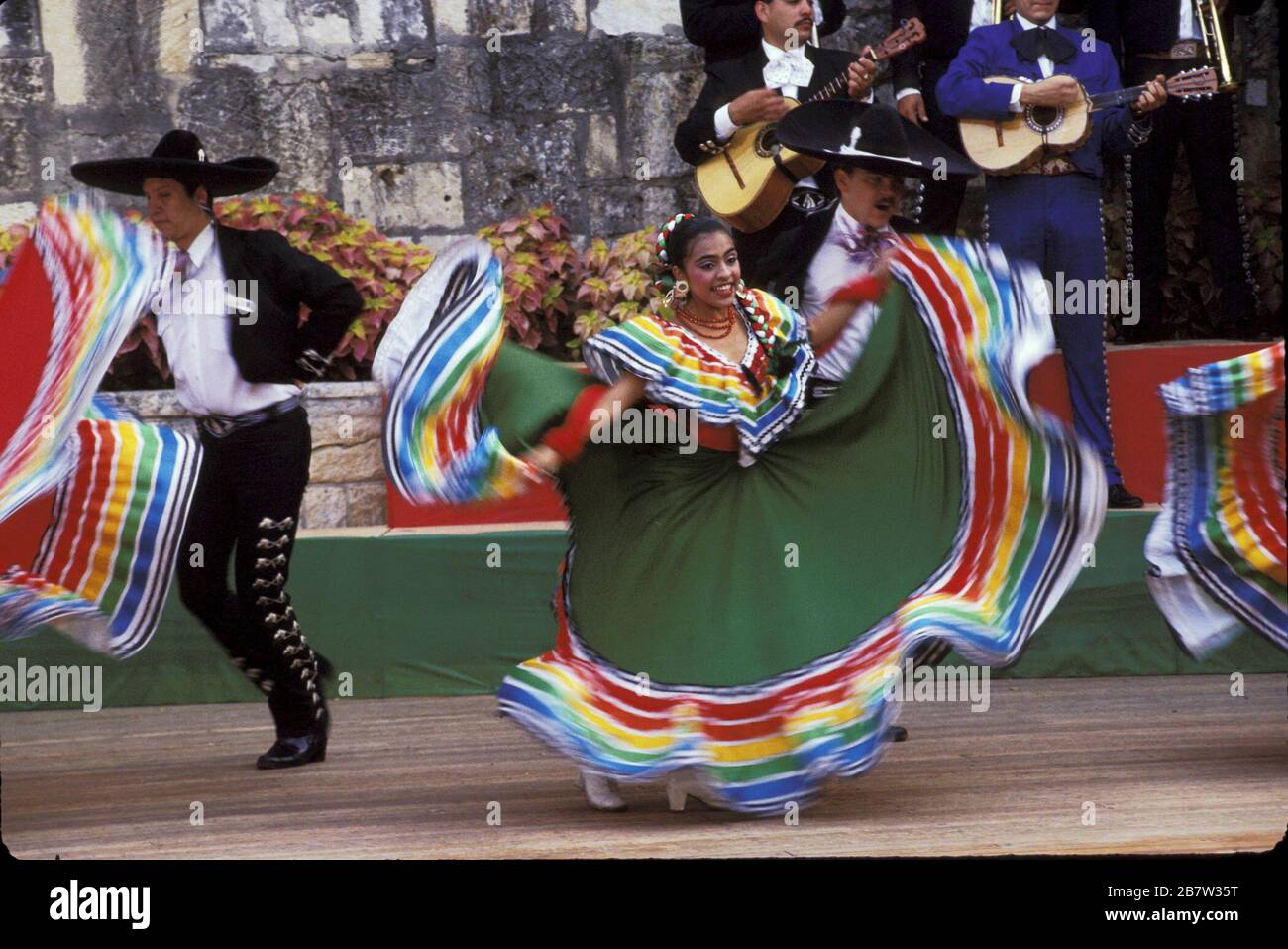 San Antonio, Texas USA: Ballerini ispanici che si esibiscono durante il festival. ©Bob Daemmrich Foto Stock