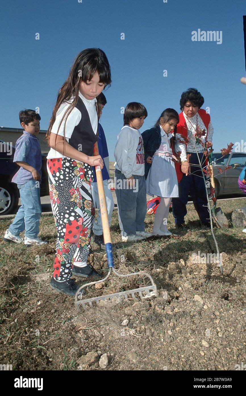 Austin, Texas: Gli studenti di secondo e terzo grado partecipano alla cerimonia di piantagione di alberi sulla base della loro scuola elementare. ©Bob Daemmrich Foto Stock
