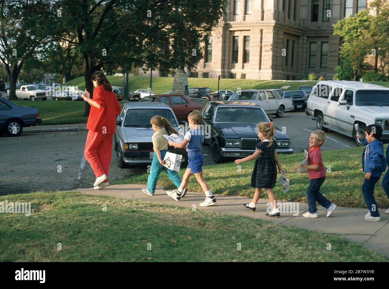 Austin, Texas USA: L'insegnante guida gli studenti di secondo grado durante il viaggio sul campo al Campidoglio dello stato. ©Bob Daemmrich Foto Stock