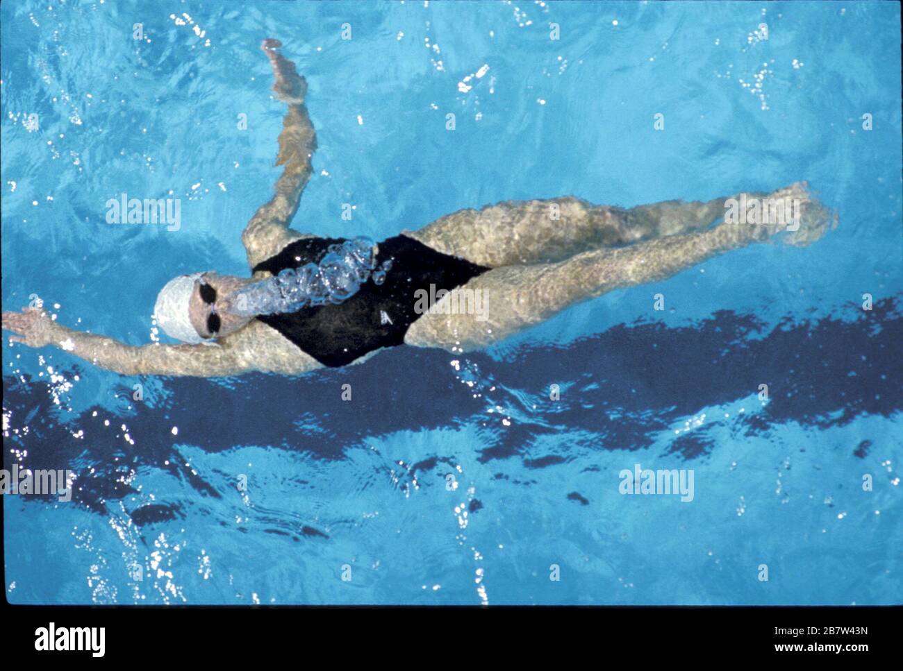Palo Alto, California USA: Il nuotatore Stanford Backstroke Lea Loveless che gareggia nel campionato femminile di NCAA.. ©Bob Daemmrich Foto Stock