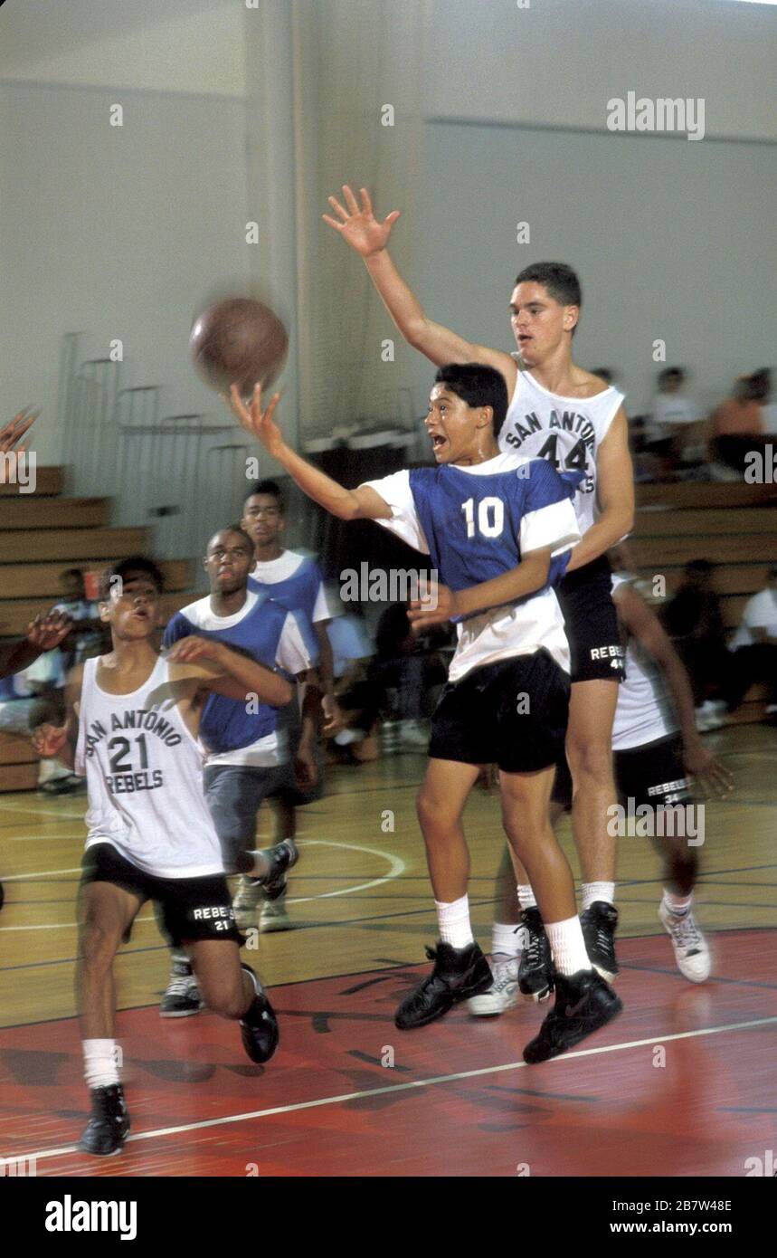 San Antonio Texas USA: Gli adolescenti che competono nel torneo estivo di basket della lega giovanile ragazzi. ©Bob Daemmrich Foto Stock