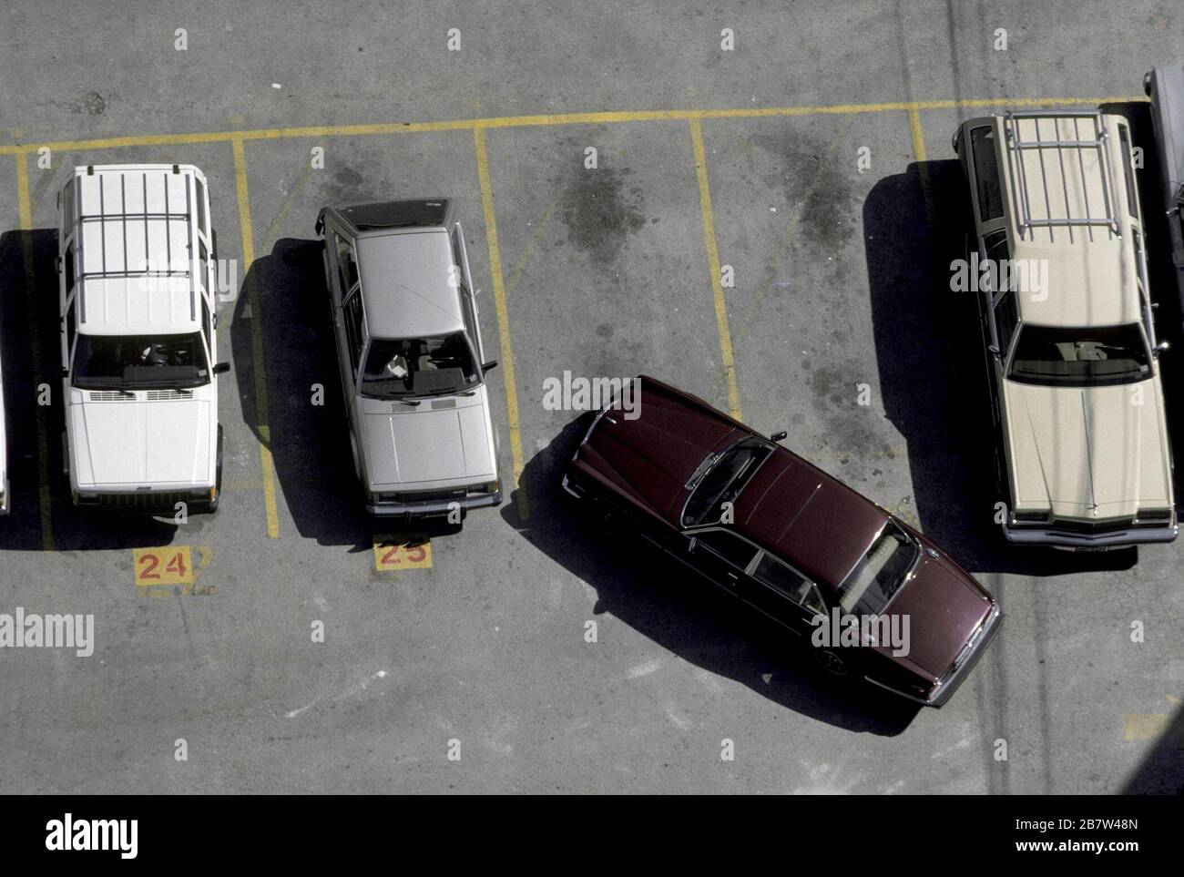 Vista aerea dell'auto che entra nel parcheggio del centro. ©Bob Daemmrich Foto Stock