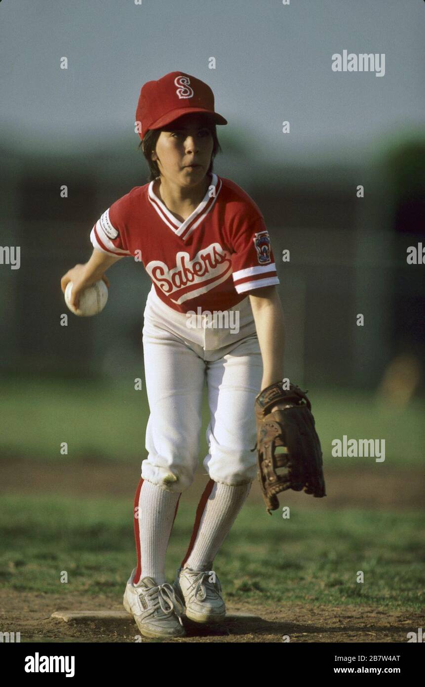 Austin Texas USA: Una ragazza pitching durante un gioco di softball della lega della gioventù. ©Bob Daemmrich Foto Stock