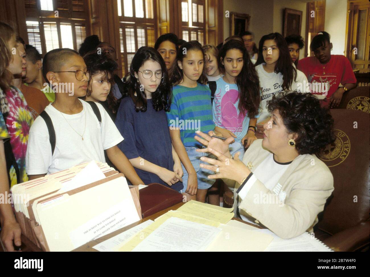 Austin, Texas USA: Studenti della scuola media che studiano il governo del Texas Ascolta il legislatore femminile parlare del suo lavoro sul pavimento della Casa del Texas nel Campidoglio dello stato. ©Bob Daemmrich Foto Stock