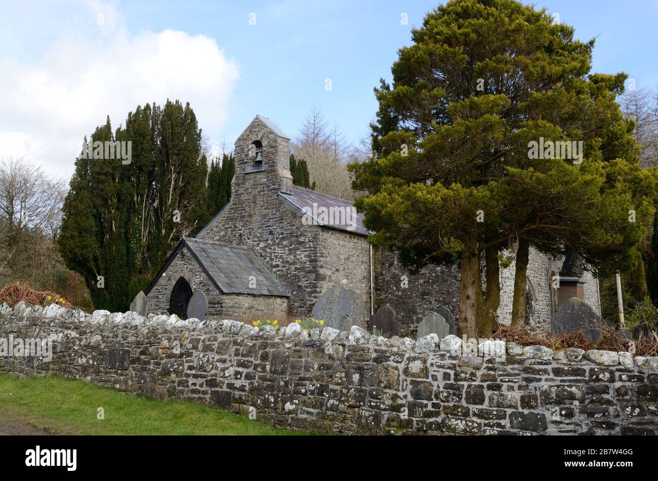 Piccola chiesa di pellegrinaggio gallese del 13 secolo di St Michaels Chiesa Llanfihangel Rhos Y Corn Gwernogle Brechfa Foresta Carmarthenshire Galles Cymru Regno Unito Foto Stock