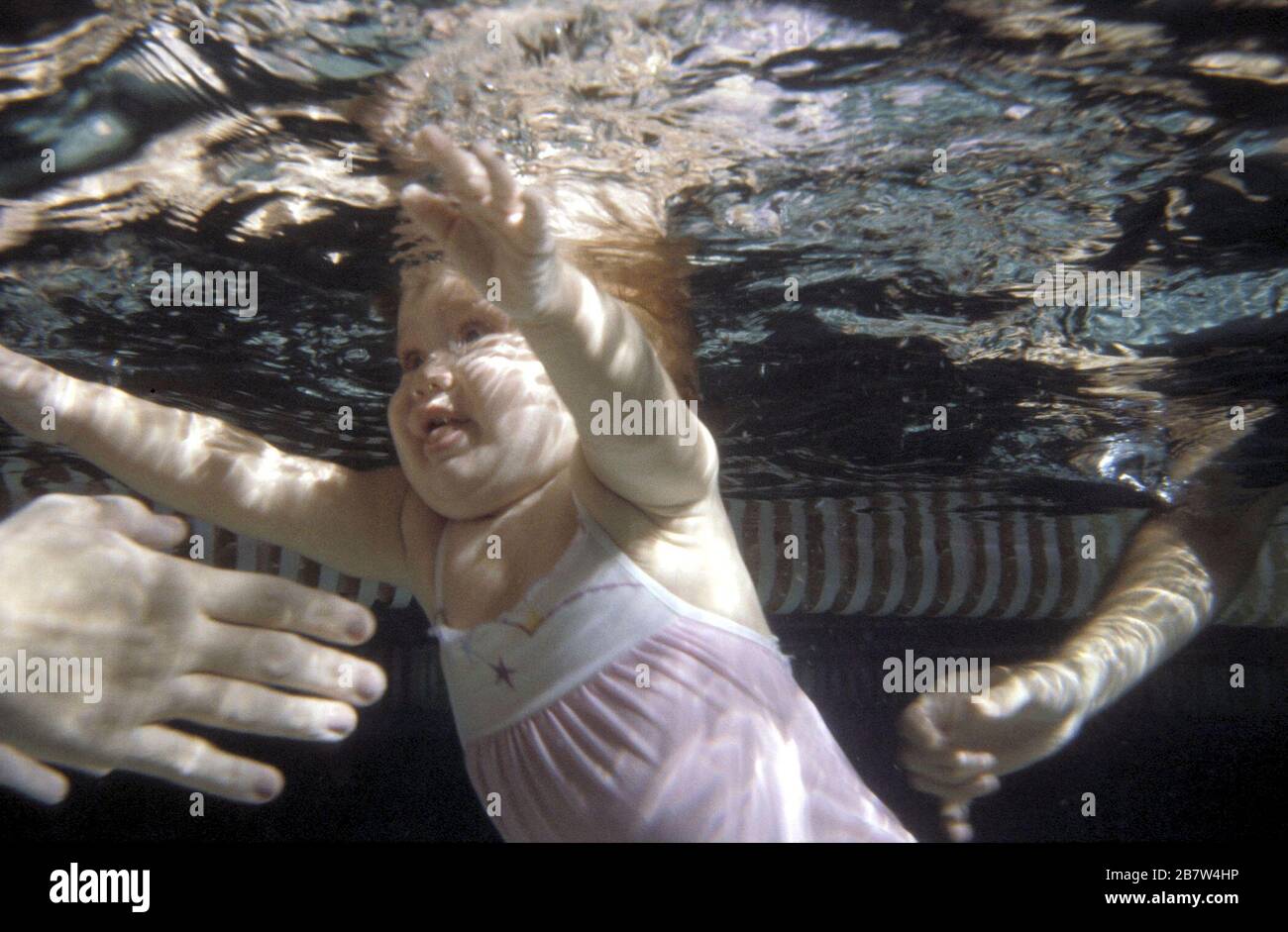 Austin, Texas USA: Il genitore si avvicina per catturare il bambino sotto l'acqua durante la lezione di nuoto per i bambini. ©Bob Daemmrich Foto Stock