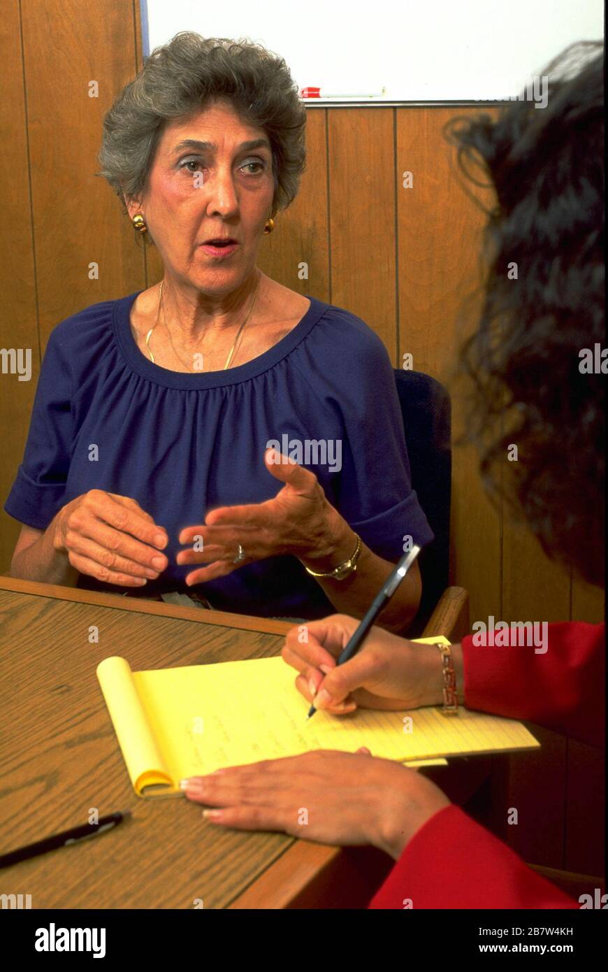 Austin Texas USA: La donna anziana che rientra nel mercato del lavoro è intervistata per la posizione dalla donna più giovane. SIGNOR ©Bob Daemmrich Foto Stock
