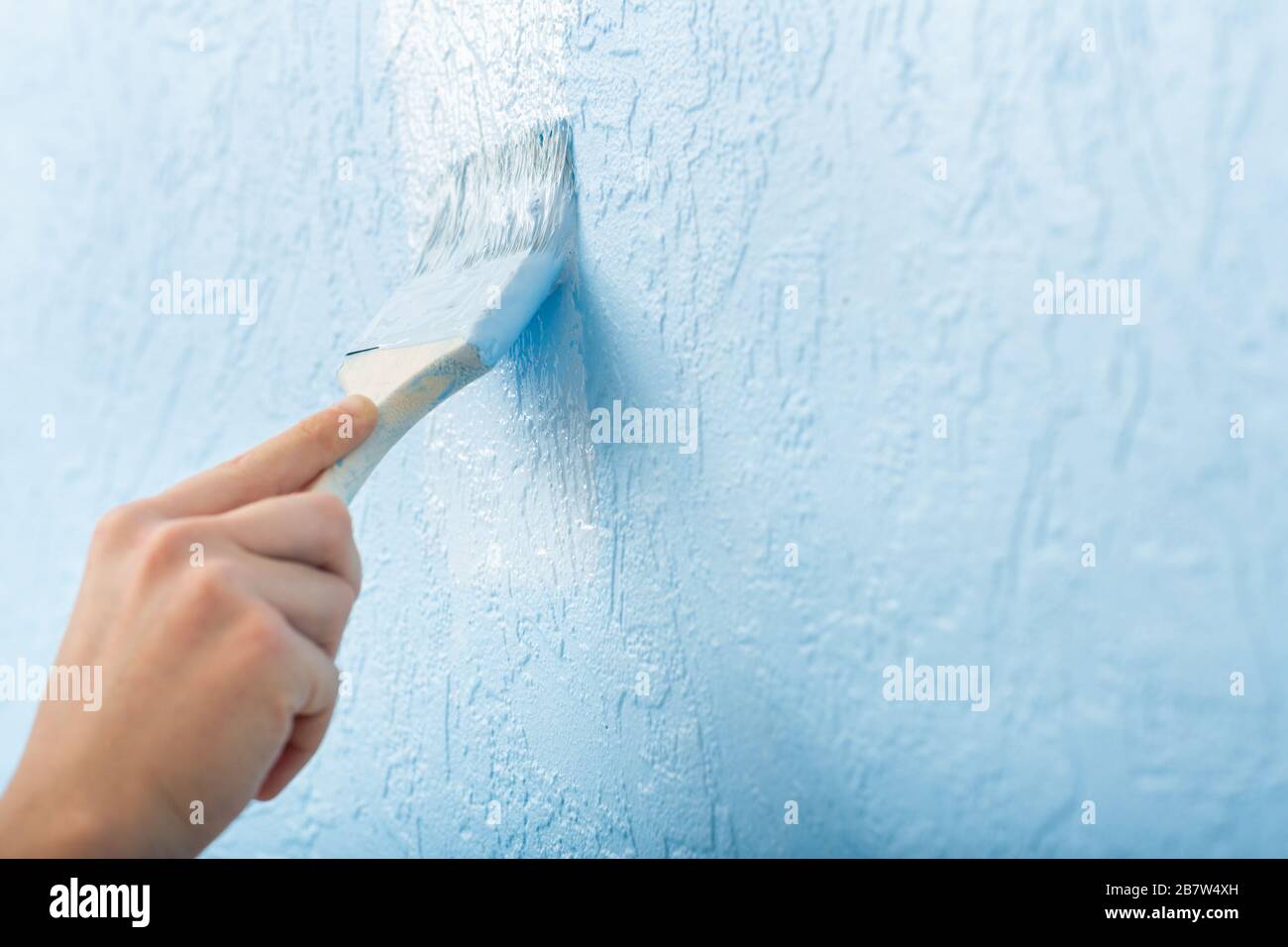 Immagini Stock - Mano Usa La Pittura A Pennello Sul Muro Con Il Colore  Verde.. Image 74508292