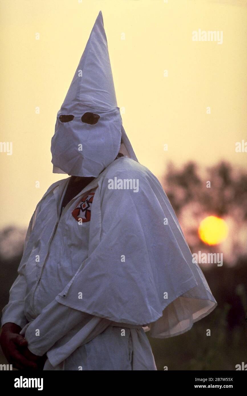 Bastrop, Texas USA, 1982: Uomo che indossa cappuccio bianco e vestito frequenta un rally Klux Klan. ©Bob Daemmrich Foto Stock