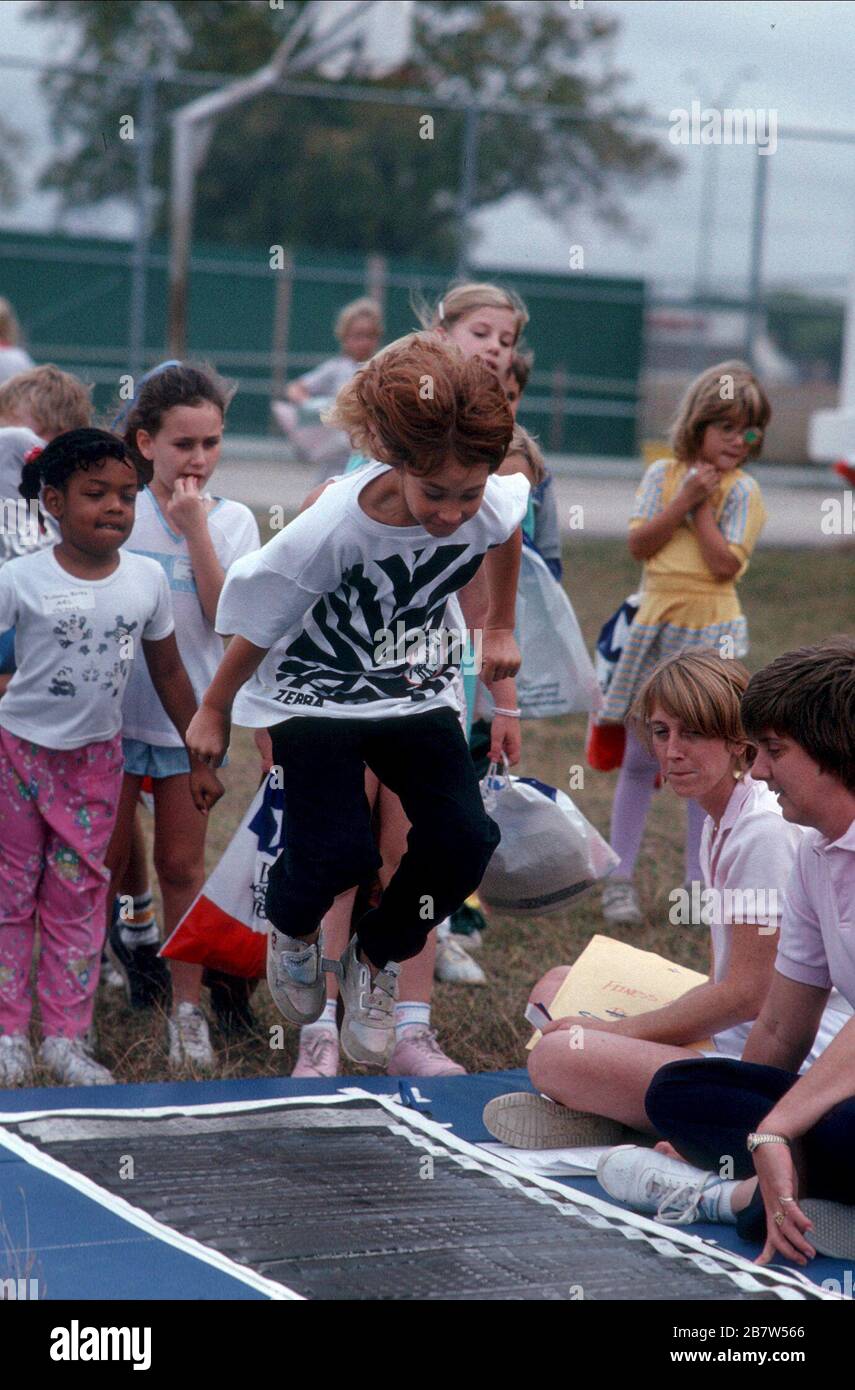 Austin, Texas USA: I bambini testano la loro capacità di leaping durante i parchi cittadini e la Fiera di Fitness sponsorizzata dal Dipartimento di Ricreazione per i giovani. ©Bob Daemmrich Foto Stock Austin, Texas USA: I bambini testano la loro capacità di leaping durante i parchi cittadini e la Fiera di Fitness sponsorizzata dal Dipartimento di Ricreazione per i giovani. ©Bob Daemmrich Foto Stock
