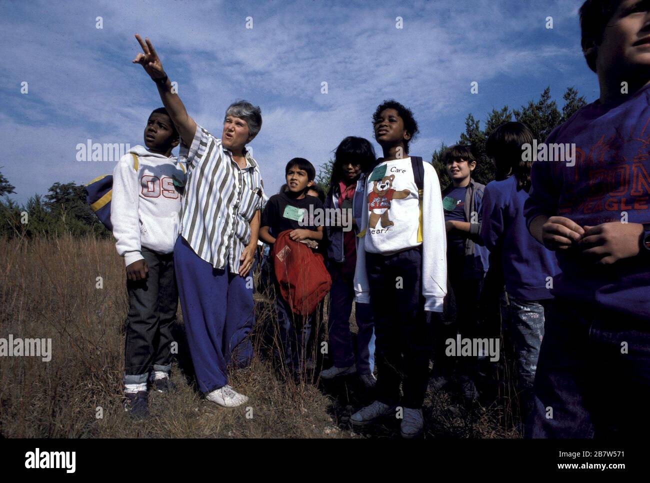Texas: Il naturalista conduce il viaggio di campo della scuola per i quarti grader nel paese di collina del Texas. ©Bob Daemmrich Foto Stock