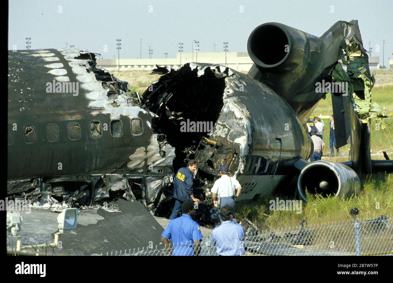 DFW Airport Texas USA, 1988: Gli investigatori esaminano i naufragi di Delta Airlines che si sono schiantati al decollo dall'aeroporto di Dallas-Fort Worth, uccidendo 14 persone. ©Bob Daemmrich Foto Stock