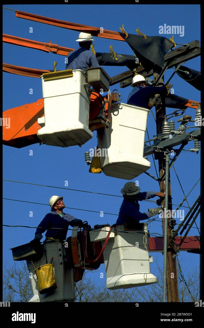 Austin, Texas: I lavoratori urbani in piccheri riparano il palo di utilità danneggiato dalla tempesta. ©Bob Daemmrich Foto Stock
