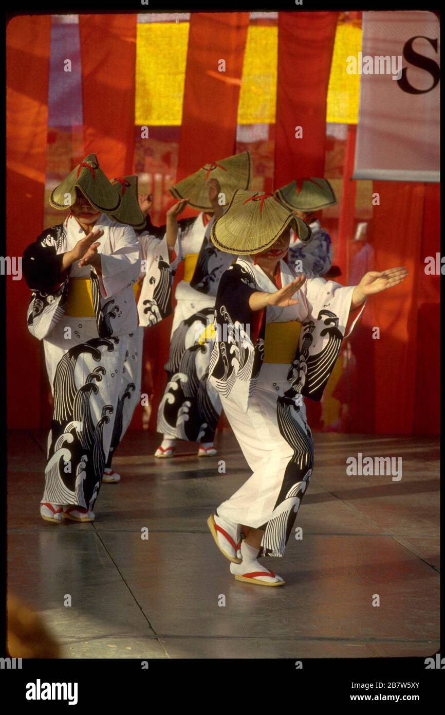 San Antonio, Texas USA: Sakura Folk ballerini all'annuale Texas Folklife Festival. ©Bob Daemmrich Foto Stock