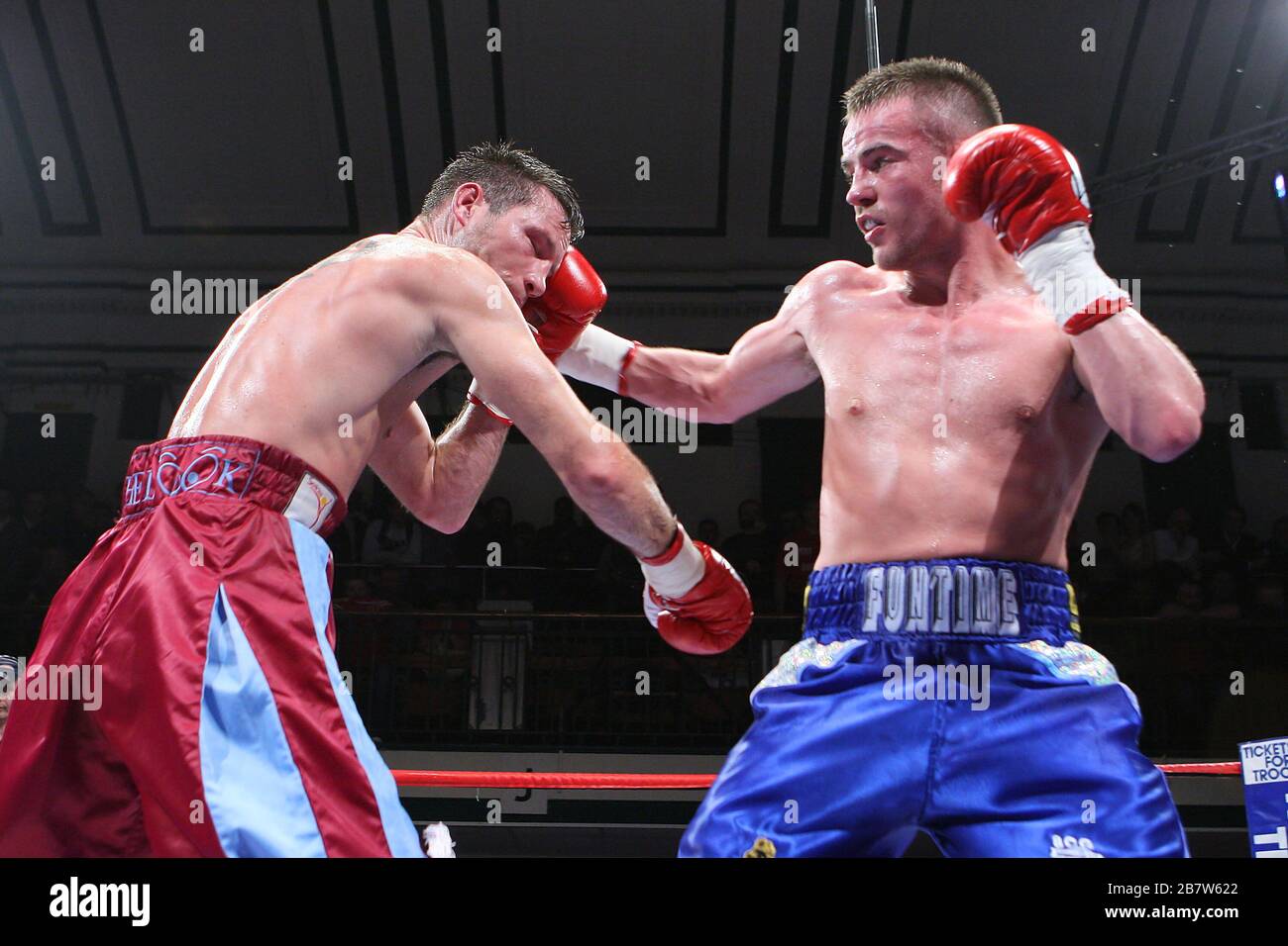 Frankie Gavin (pantaloncini blu) sconfigge Michael Lomax in un concorso di boxe leggero-welterweight presso York Hall, Bethnal Green, Londra, promosso da Frank Warre Foto Stock