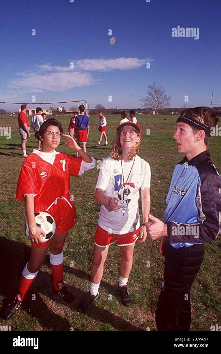 Austin Texas USA: Il fischio ufficiale che indossa la moneta prima dell'inizio della partita di calcio del campionato ricreativo al parco cittadino. ©Bob Daemmrich Foto Stock