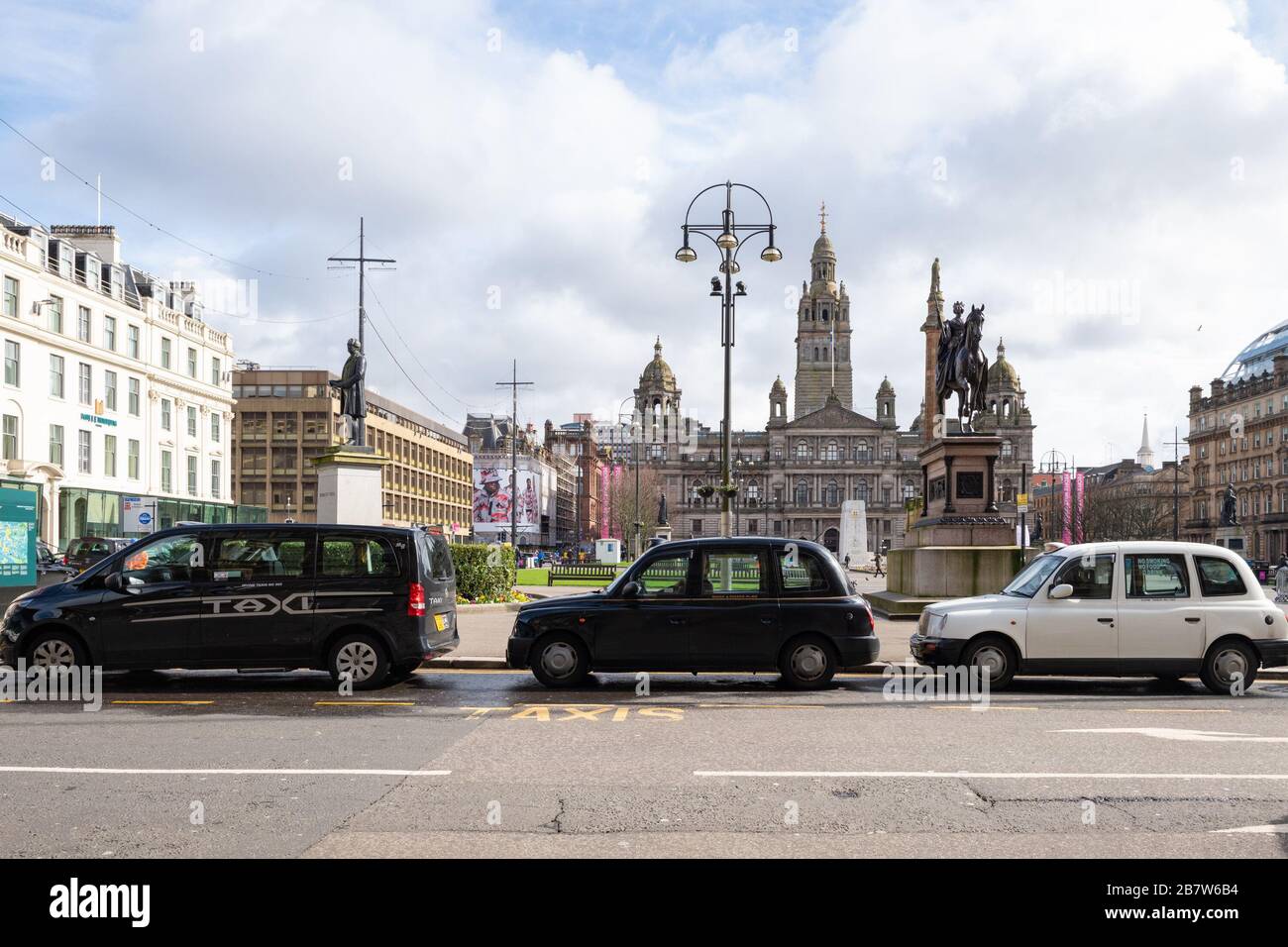 Glasgow, Scozia, Regno Unito. 18 marzo 2020. Code di taxi senza clienti nel centro di Glasgow in mezzo al focolaio di Coronavirus come la maggior parte delle persone sono state via come chiesto credito: Kay Roxby/Alamy Live News Foto Stock