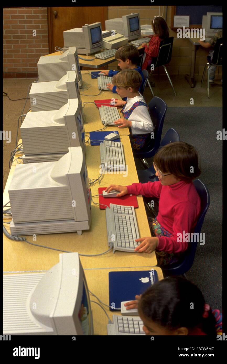 San Antonio Texas USA: Gli studenti lavorano in laboratorio di computer presso la loro scuola elementare Magnet. ©Bob Daemmrich Foto Stock