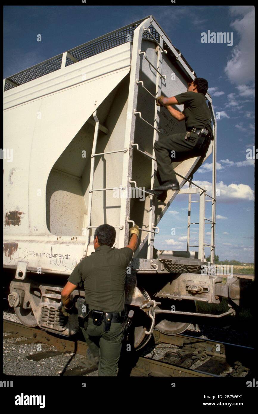 Laredo Texas USA: Gli agenti della pattuglia di confine degli Stati Uniti cerca gli immigrati clandestini all'interno del treno merci auto. ©Bob Daemmrich Foto Stock