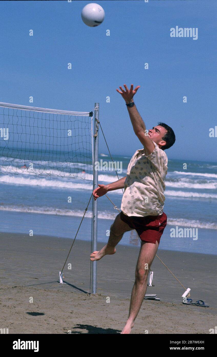South Padre Island Texas USA: Gioco di pallavolo tra i bambini del college sulla spiaggia durante la pausa primaverile. ©Bob Daemmrich Foto Stock