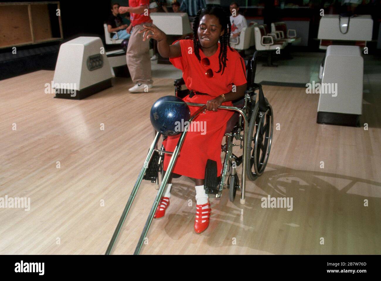Austin, Texas Stati Uniti d'America: 25 anni disabili Black donna utilizza attrezzature adattative per ciotare da sedia a rotelle al bowling. SIGNOR ©Bob Daemmrich Foto Stock