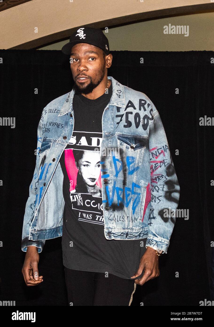 ***FILE PHOTO*** Kevin Durant tra i quattro Nets NBA giocatori con Coronavirus. SAN FRANCISCO, CALIFORNIA - APRILE 11: Il produttore esecutivo e il giocatore NBA Kevin Durant arriva alla proiezione World Premiere di Q Ball al SF International Film Festival al Castro Theatre il 11 Aprile 2019 a San Francisco, California. (Foto di Chris Tuite/ImageSPACE/MediaPunch) Foto Stock