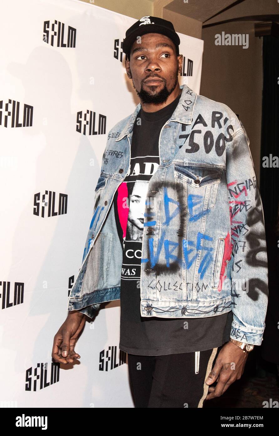 ***FILE PHOTO*** Kevin Durant tra i quattro Nets NBA giocatori con Coronavirus. SAN FRANCISCO, CALIFORNIA - APRILE 11: Il produttore esecutivo e il giocatore NBA Kevin Durant arriva alla proiezione World Premiere di Q Ball al SF International Film Festival al Castro Theatre il 11 Aprile 2019 a San Francisco, California. (Foto di Chris Tuite/ImageSPACE/MediaPunch) Foto Stock