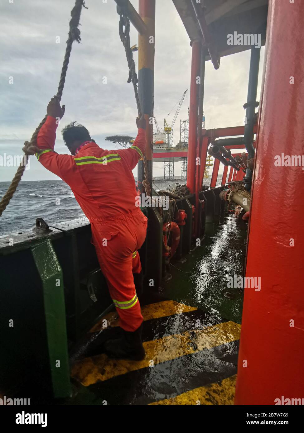 l'equipaggio marino osserva il paesaggio dal lato della nave Foto Stock