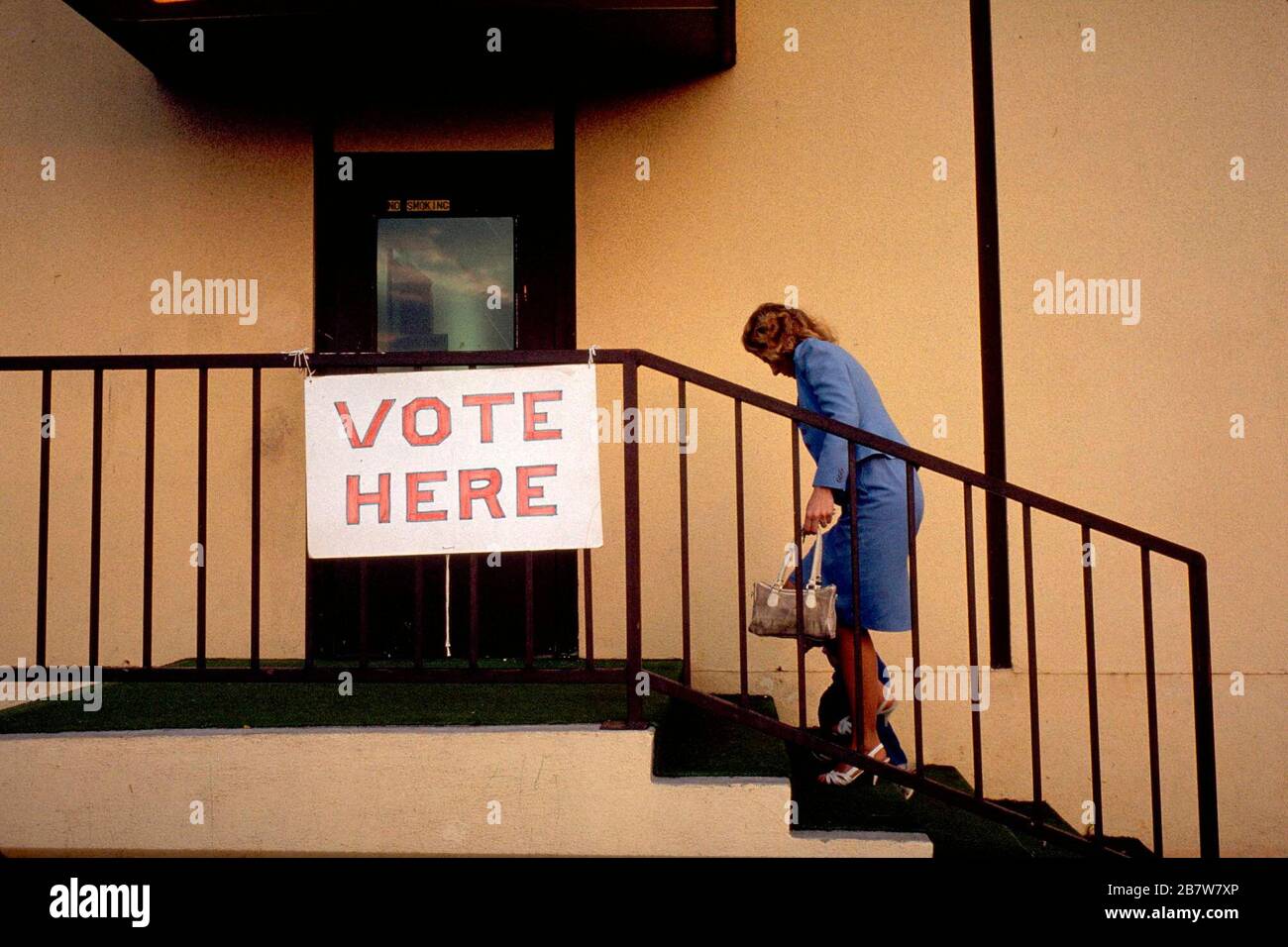 Austin Texas USA: Donna e bambino scalano le scale per arrivare al luogo di votazione il giorno delle elezioni primarie. ©Bob Daemmrich Foto Stock