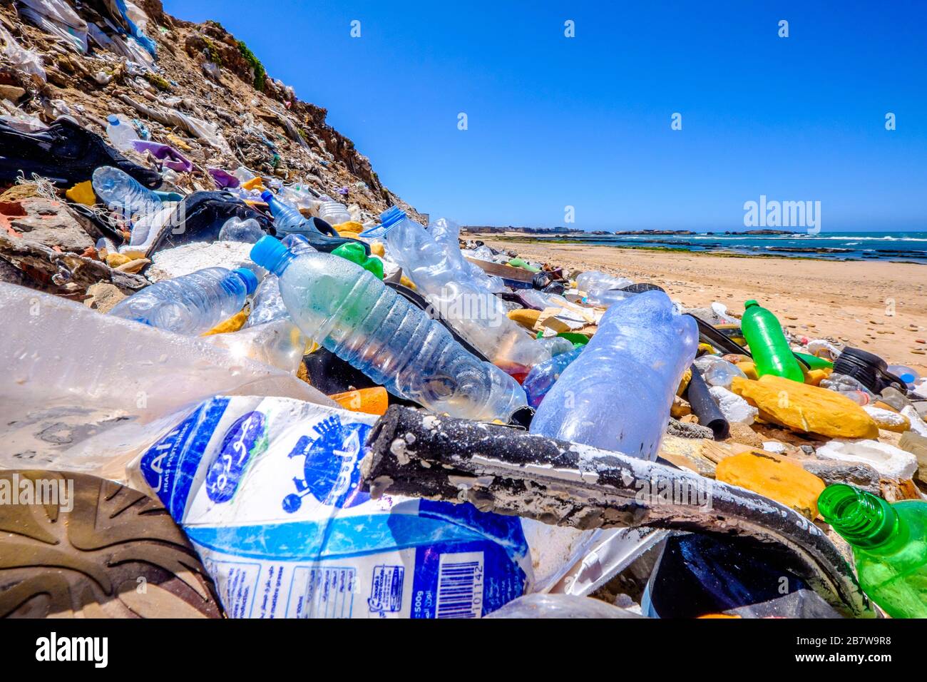 Un mucchio di bottiglie d'acqua in plastica e altri rifiuti su una spiaggia marocchina Foto Stock
