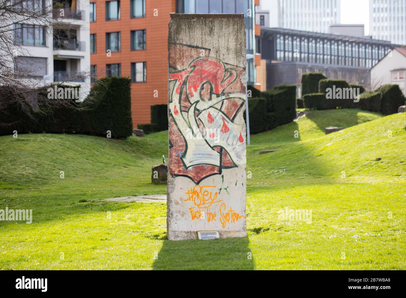 Un segmento del Muro di Berlino è un monumento in un parco pubblico a DŸsseldorf, capitale dello stato federale della Renania settentrionale-Vestfalia, Germania. Foto Stock